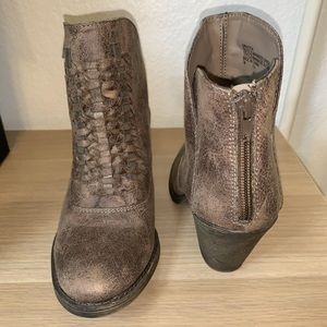 Altered state brown distressed booties 🌻